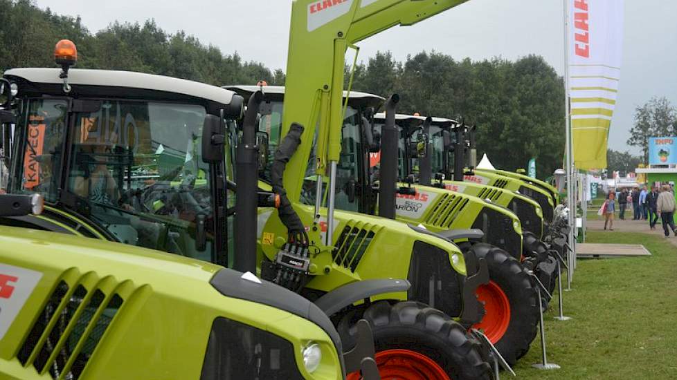 Op de ATH zijn veel trekkers te vinden. Zoals bij Claas-importeur Kamps de Wild die een breed scala aan trekkers en machines toont aan het grote publiek.