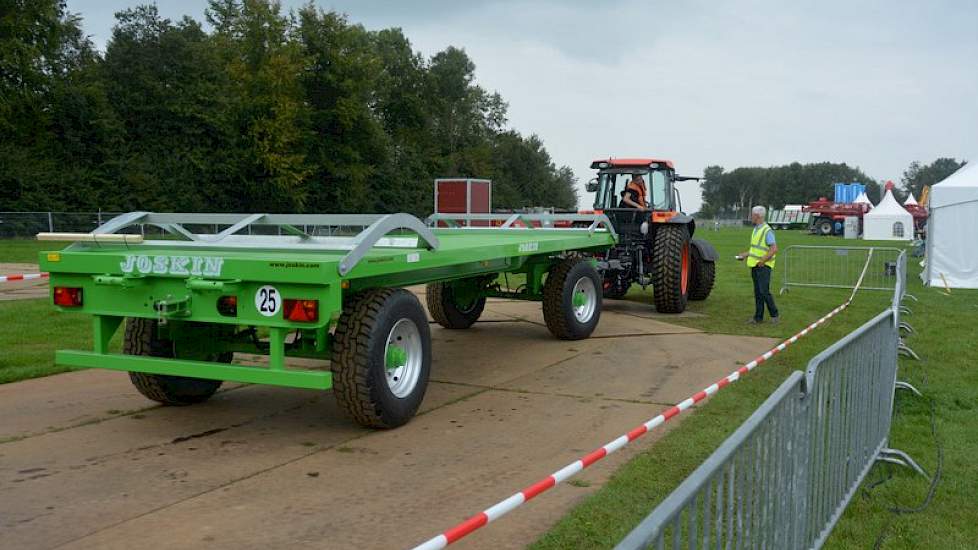 Op het Agroverkeerpaviljoen belichten CBR, Ploeg Vereniging Nederland, CUMELA, Fedecom en COM-keur alles rondom veiligheid en rijvaardigheid, met aandacht voor onder meer trekkerbehendigheid, T-rijbewijs, APK voor landbouwvoertuigen en kentekening.