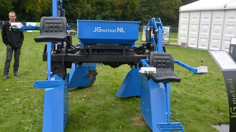 De selectiewagen heeft elektrisch aangedreven stoelen, die in hoogte verstelbaar zijn van 80 tot 145 cm.