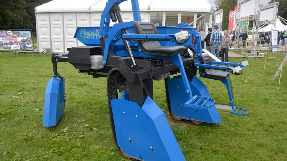 De rupsaandrijving, stoelverstelling en kiepbak; alles is elektrisch. De machine kan met de huidige accu 6 tot 8 uur rijden. ‘Maar we willen naar 9 tot 10 uur’, vertelt Emiel Bos van JG Metaal. De machine heeft afgelopen seizoen al in de praktijk gedraaid