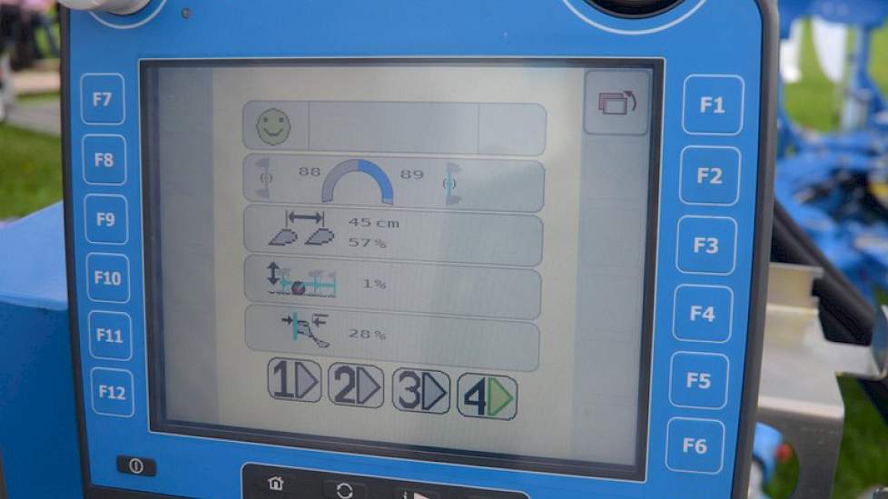 Via het display kan de teler ook verschillende instellingen invoeren. Bijvoorbeeld per grondsoort (zwaar, licht) of de kopakkers waar smaller of ondieper moet worden geploegd. ‘Hiermee is de ploeg bijna volledig te bedienen vanuit de trekker’, zegt Stijn