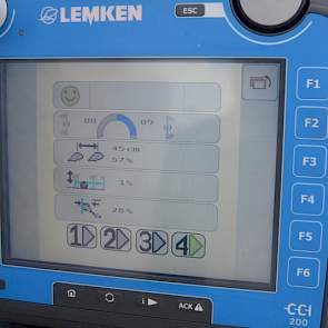 Via het display kan de teler ook verschillende instellingen invoeren. Bijvoorbeeld per grondsoort (zwaar, licht) of de kopakkers waar smaller of ondieper moet worden geploegd. ‘Hiermee is de ploeg bijna volledig te bedienen vanuit de trekker’, zegt Stijn