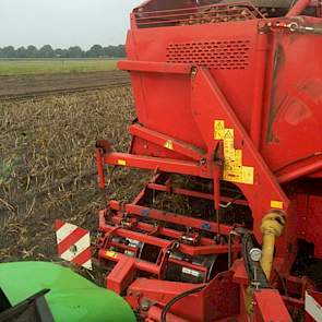 De teler oogstte ongeveer 43 ton aardappelen per hectare. Dit perceel heeft in het voorjaar na zware regenval flinke waterschade opgelopen. Om de oogst te redden heeft hij met een minikraan geulen gegraven in zijn percelen.