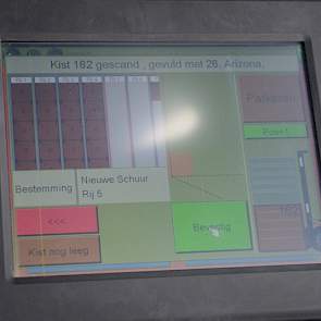 Op de touchscreen krijgt de teler de kist te zien en moet hij de taak die ook op het scherm verschijnt bevestigen. Dit kan bijvoorbeeld zijn het legen of het vullen van de kist, of waar in de bewaarplaats hij de kist moet neerzetten. De heftruckchauffeur