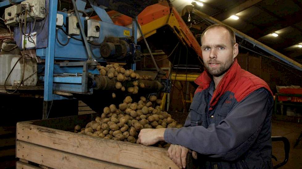 Jan Reinier de Jong bewerkt ruim 100 hectare volgens een veenkoloniaal bouwplan: zetmeelaardappelen, suikerbieten, graan en daarnaast pootaardappelen.