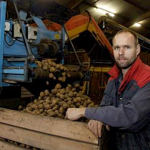 Jan Reinier de Jong bewerkt ruim 100 hectare volgens een veenkoloniaal bouwplan: zetmeelaardappelen, suikerbieten, graan en daarnaast pootaardappelen.