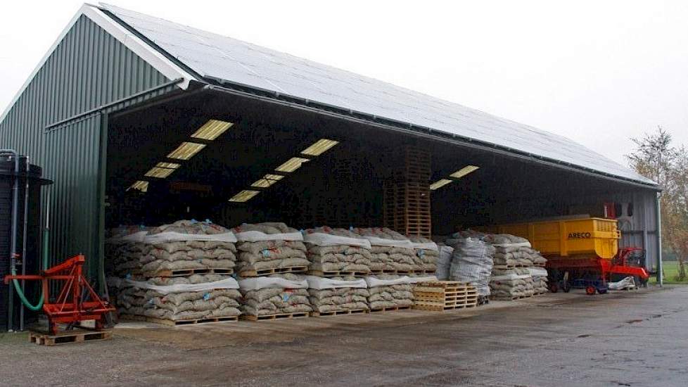 In de loods staan pallets met pootgoed klaar voor transport naar de haven. Deze aardappelen van het ras Kondor worden verscheept naar Algerije.