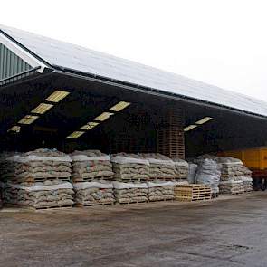 In de loods staan pallets met pootgoed klaar voor transport naar de haven. Deze aardappelen van het ras Kondor worden verscheept naar Algerije.