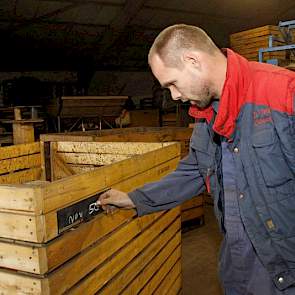 Op elke kist schrijft Jan Reinier het ras en de maatsortering.