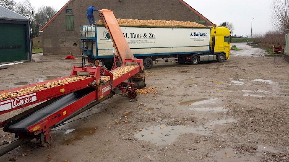 Het erf rond de bewaarschuur wordt in de komende maanden bestraat.