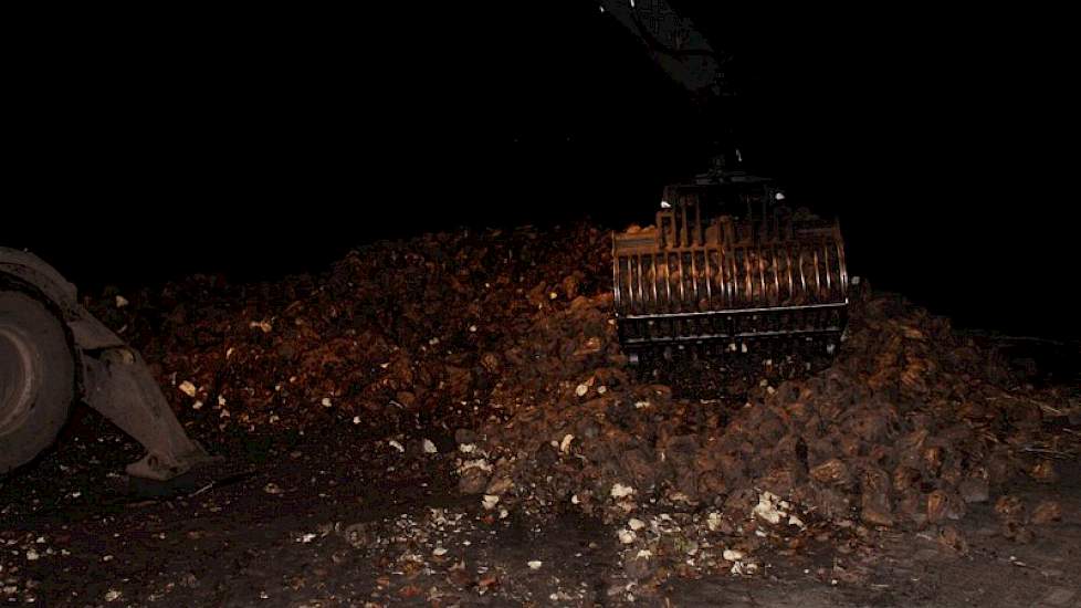 De laadploeg kwam uiteindelijk pas aan het eind van de nacht. Het laden gebeurde daarom deels in het donker.