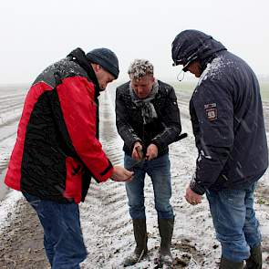 Onder winterse omstandigheden vond het bezoek aan Dick van Kranenburg plaats in Rutten. Zelf noemt hij zijn bodem 'zwart zand'vanwege het hoge organische stofgehalte van acht procent.