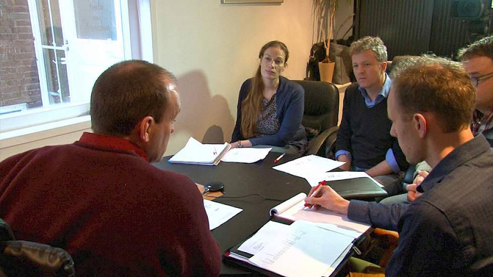 De jury, met links Anna Zwijnenburg namens OCI Agro  en rechts Robert Ellenkamp van Agrio, vraagt Van Kranenburg vooral door op zijn bemestingsstrategie.