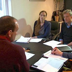 De jury, met links Anna Zwijnenburg namens OCI Agro  en rechts Robert Ellenkamp van Agrio, vraagt Van Kranenburg vooral door op zijn bemestingsstrategie.