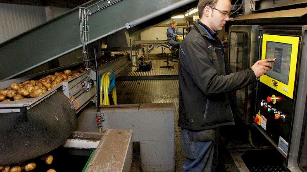 ‘We leveren van half augustus tot eind maart aardappelen aan de industrie. 8.000 ton aardappelen wordt na het wassen direct geleverd, de andere 8.000 ton gaan in de bewaring om in de wintermaanden gesorteerd te worden’, vertelt medewerker Michel Pen. Afne