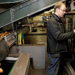 ‘We leveren van half augustus tot eind maart aardappelen aan de industrie. 8.000 ton aardappelen wordt na het wassen direct geleverd, de andere 8.000 ton gaan in de bewaring om in de wintermaanden gesorteerd te worden’, vertelt medewerker Michel Pen. Afne