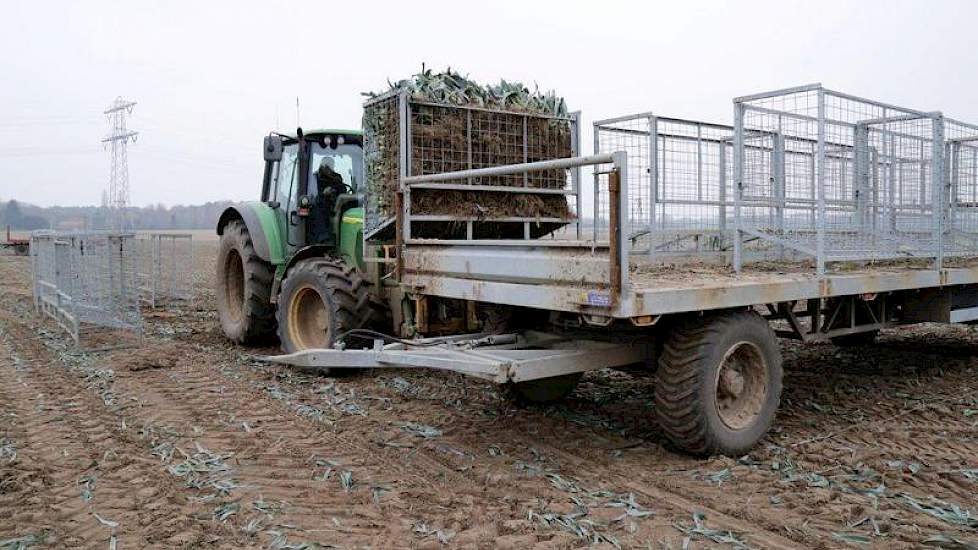 Chrit Wijnen zet de volle containers op de kar.