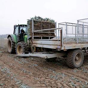 Chrit Wijnen zet de volle containers op de kar.