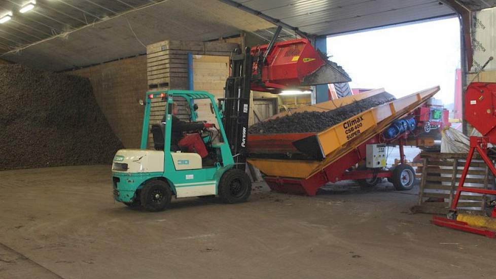 Samen met collega Bé Sloots heeft Hoiting de aardappelen opgeladen met heftruck en opschepbak.