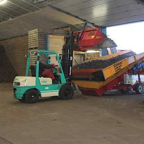 Samen met collega Bé Sloots heeft Hoiting de aardappelen opgeladen met heftruck en opschepbak.