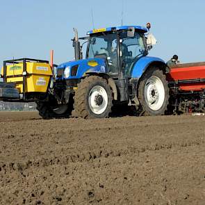 Ook akkerbouwer Florijn Boogaard heeft de eerste plantuien in de grond.