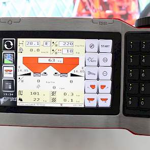 Kverneland ontwikkelde een nieuwe terminal: Isomatch Tellus Go. Hiermee kan hetzelfde gedaan worden als met de grotere variant die al langer op de markt is. Opvallend zijn de knoppen aan de rechterkant die dezelfde functie hebben als de touchscreen-knoppe