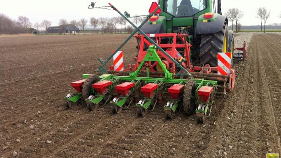 Hij teelt dit jaar 8 hectare bieten, normaal is dat rond de 11 tot 12 hectare. De eenmalige krimp is een gevolg van het doorschuiven van het teveel van vorig jaar.