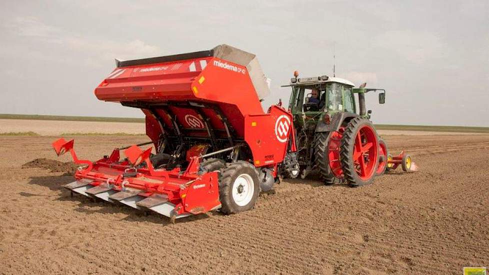 Dinsdag zijn de eerste aardappelen de grond in gegaan. Op het bedrijf wordt in totaal 50 hectare aardappelen geteeld.