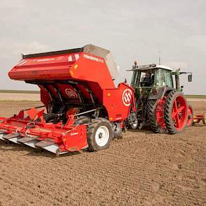 Dinsdag zijn de eerste aardappelen de grond in gegaan. Op het bedrijf wordt in totaal 50 hectare aardappelen geteeld.