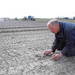 De grond op het perceel is 45 procent afslibbaar. Dieper zit voldoende vocht. Alleen de korst is hard en droog.