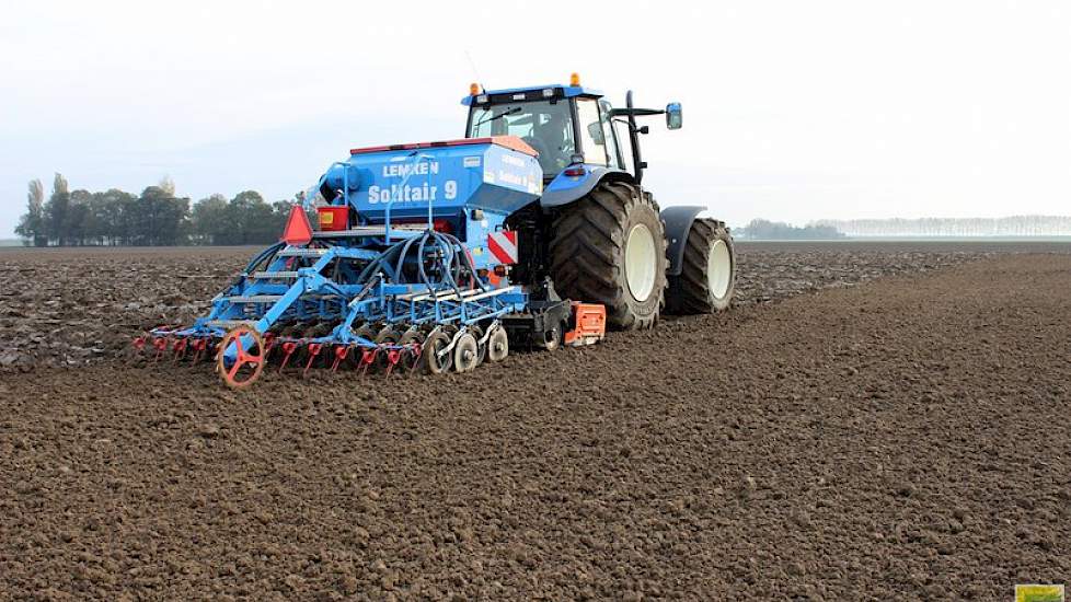 30 oktober 2014:  De inzaai van het wintertarwe-demoveld op een perceel geploegd aardappelland van akkerbouwbedrijf Parlevliet Agro in Rilland. Onder goede omstandigheden zijn 21 verschillende rassen in stroken van 6 meter breed ingezaaid met de rotorkope