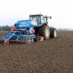 30 oktober 2014:  De inzaai van het wintertarwe-demoveld op een perceel geploegd aardappelland van akkerbouwbedrijf Parlevliet Agro in Rilland. Onder goede omstandigheden zijn 21 verschillende rassen in stroken van 6 meter breed ingezaaid met de rotorkope