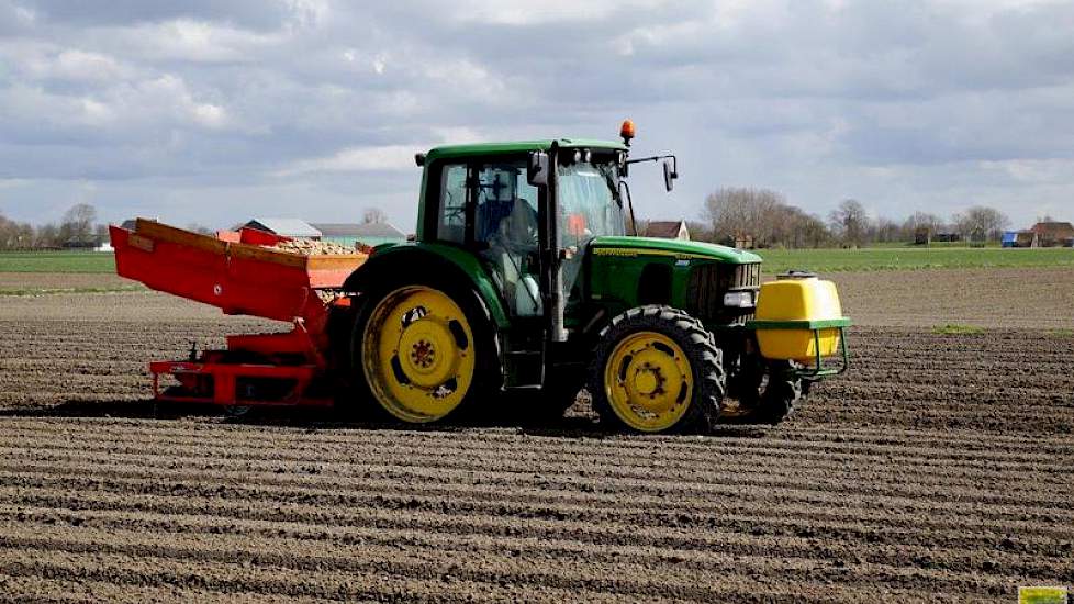 De eerste aardappelen zijn gepoot op 20 april, samen met de stammen en de miniknollen. Deze teelt sinds 2011 in het bedrijf. ‘We wilden naar een meer gesloten bedrijfsvoering. Zo hebben we de kwaliteit meer in eigen hand. We hebben in het verleden wel een