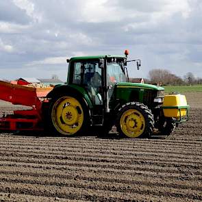 De eerste aardappelen zijn gepoot op 20 april, samen met de stammen en de miniknollen. Deze teelt sinds 2011 in het bedrijf. ‘We wilden naar een meer gesloten bedrijfsvoering. Zo hebben we de kwaliteit meer in eigen hand. We hebben in het verleden wel een