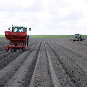 Terwijl Melvin Houtsma de ruggen freest, poot zijn vader aardappelen van het ras Spunta.