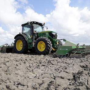 Het land is in de herfst geploegd. ‘Daardoor hebben we nu gelukkig geen last van droogte’, zegt Melvin Houtsma.