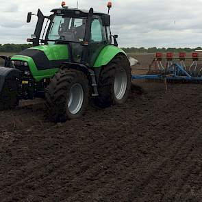 De tweede 10 hectare land waar Parijse wortels worden geteeld, heeft Siebring voor het zaaien geploegd, omdat er mais op dat perceel heeft gestaan. ‘Met zaaien krijg je last van de maïsstoppel, vandaar dat we geploegd hebben.’