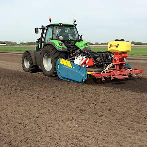 Vervolgens maakt de akkerbouwer het zaaibed met de spitmachine.