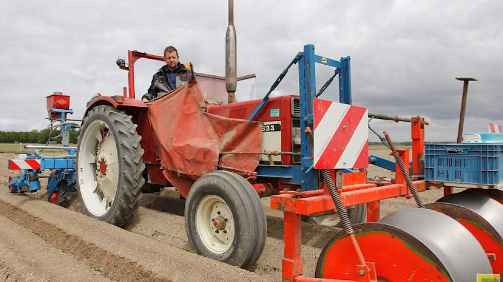 „Vorig jaar zaaide ik met dezelfde dichtheid en toen had ik er 90 tot 100 per meter staan. Maar dunner zaaien durf ik niet, want je weet nooit wat het groeiseizoen doet”, aldus peenteler Theo Bloo.