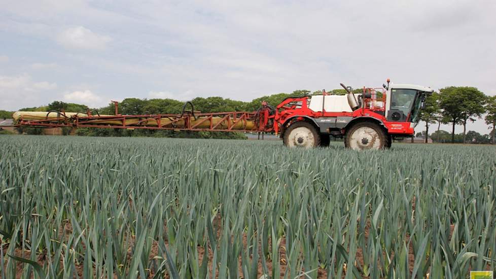 Het perceel dat Verhoeven spuit is dankzij regen en beregening licht vochtig, waardoor de bodemherbicide beter werkt.