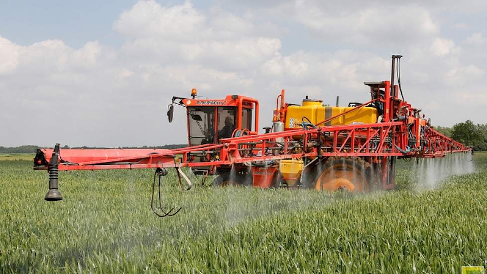 Verhoeven voert ook schimmelbestrijding in tarwe uit.