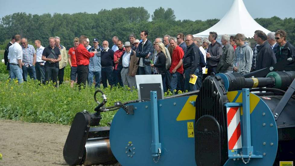 Limagrain toont mengsels van groenbemesters die passen binnen het GLB-beleid. Met een Imants-spitmachine voorzien van aangedreven drukrol is een groenbemester ingewerkt.