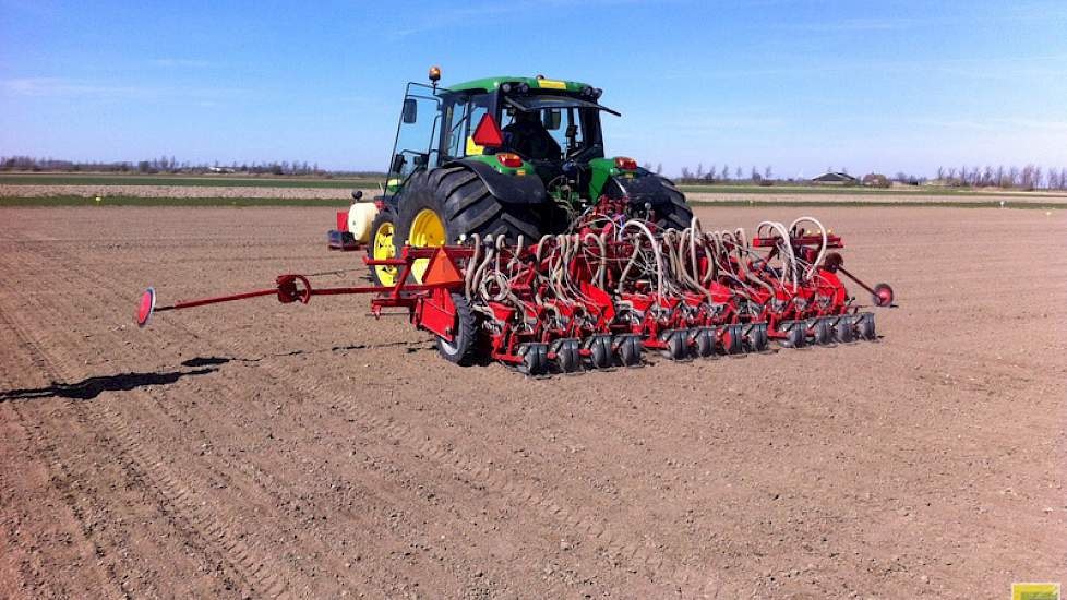 Mol Agrocom heeft proefvelden met graan, suikerbieten, aardappelen, uien, maïs en groenbemesters in Oude Tonge.