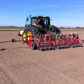 Mol Agrocom heeft proefvelden met graan, suikerbieten, aardappelen, uien, maïs en groenbemesters in Oude Tonge.