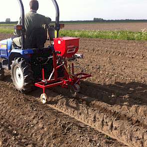 Mol Agrocom zaaide proefvelden en paste verschillende middelen en meststoffen volvelds en in de rij toe.