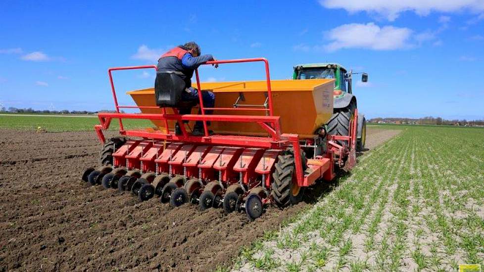 De Koningsplanter heeft een werkbreedte van drie meter. Daardoor kan de akkerbouwer de plantmachine achter de bouwvoorlichter en de rotorkopeg koppelen, zodat hij in één werkgang kan werken. Dat beperkt structuurbederf van de bodem. Vanuit dat oogpunt koo