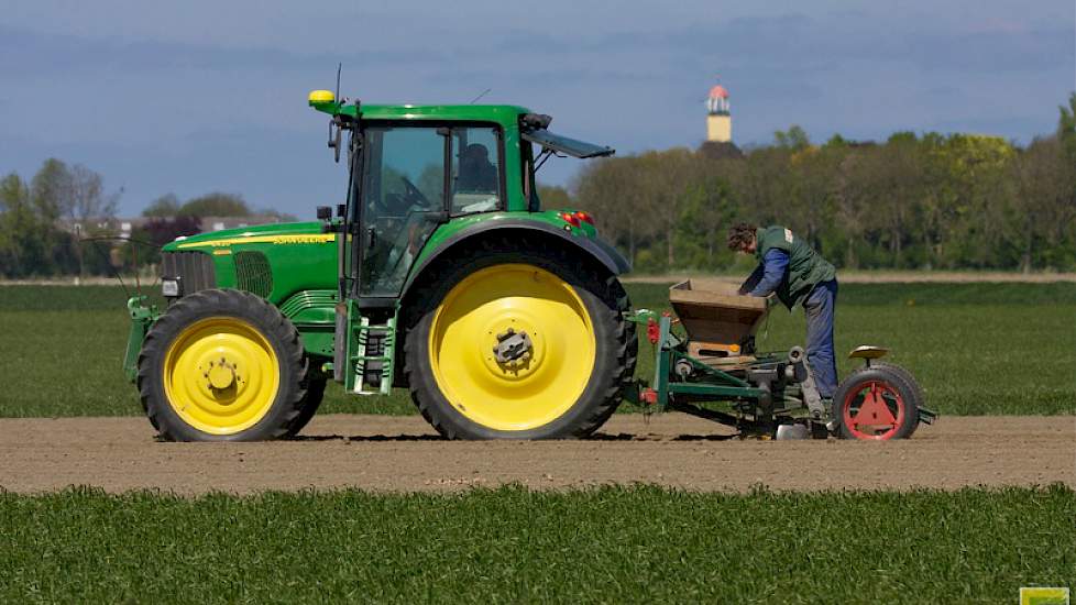 Sinds drie jaar plant Vermue het vanggewas met een Koningsplanter. Daarvoor gebeurde het poten met een omgebouwde plantmachine voor plantuitjes. Om er de kleine aardappelen (25/28 mm) mee te planten, moest hij de machine op een paar onderdelen aanpassen.