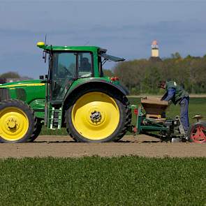 Sinds drie jaar plant Vermue het vanggewas met een Koningsplanter. Daarvoor gebeurde het poten met een omgebouwde plantmachine voor plantuitjes. Om er de kleine aardappelen (25/28 mm) mee te planten, moest hij de machine op een paar onderdelen aanpassen.