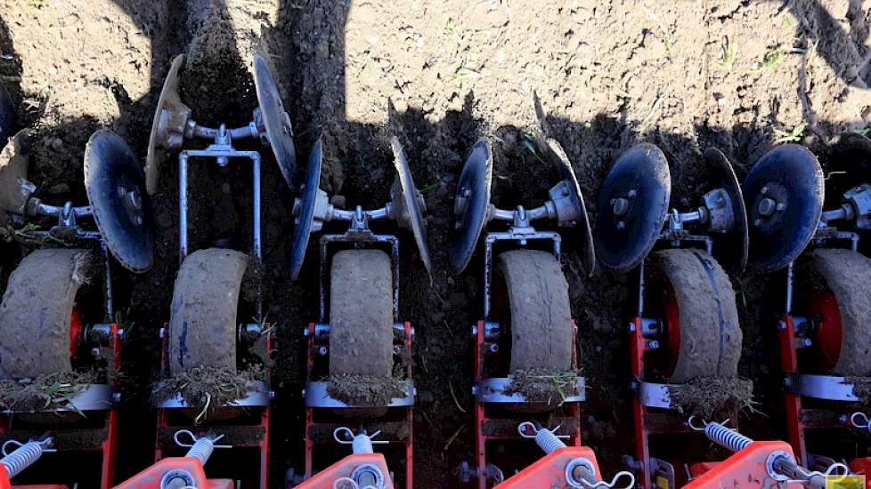 Voor hij met het vanggewas aan de slag kan, monteert hij extra plantelementen aan de pootmachine en haalt hij twee platen uit de voorraadbak, zodat de toevoer naar alle transportbandjes vrij is. Op die manier kan hij tien rijen tegelijk planten.