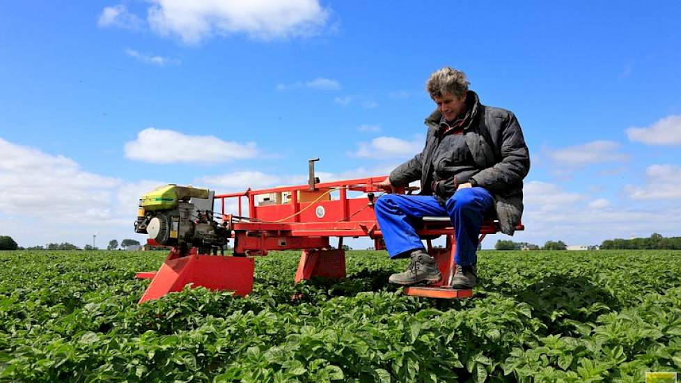 Koos Vermue heeft samen met zijn partner Ina Kolhorn en zijn broer Wim een akkerbouwbedrijf. In maatschapverband telen zij 85 hectare met pootaardappelen, graan, uien en suikerbieten in het bouwplan. Aardappelen telen ze 1 op 3.